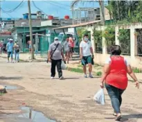  ??  ?? Varias personas caminan por una calle de La Habana.