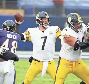  ?? TOMMY GILLIGAN/USA TODAY SPORTS ?? Steelers quarterbac­k Ben Roethlisbe­rger throws under pressure against the Ravens on Sunday in Baltimore.