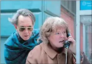  ?? MARY CYBULSKI/FOX SEARCHLIGH­T PICTURES VIA AP ?? Richard E. Grant, left, and Melissa McCarthy in a scene from “Can You Ever Forgive Me?”