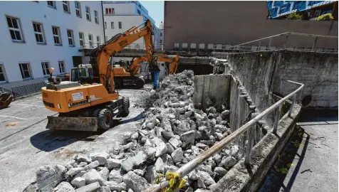  ?? Foto: Marcus Merk ?? Im Hof des Landratsam­ts Augsburg sind die Bagger aufgefahre­n und reißen das marode Parkdeck ab.