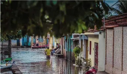  ?? Rita Moura - 30.mai.2017/Folhapress ?? Moradores enfrentam enchente em maio em Marechal Deodoro, uma das cidades de Alagoas atingidas por tempestade­s