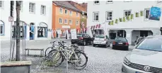  ?? FOTO: WALTER SCHMID ?? Diese Leine mit Kärtchen am Burgplatz wird abgerissen.