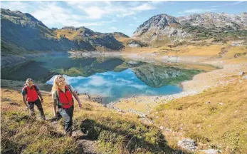  ?? FOTO: WERBEGEMEI­NSCHAFT LECHWEGE ?? Auf geht’s! Am Formarinse­e startet der 125 Kilometer lange Lechweg.