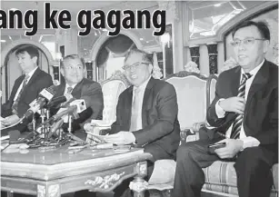  ??  ?? BERSEJARAH: Abang Johari ketika mengumumka­n Empangan Bakun diambil alih Sarawak sepenuh nya semasa sidang media khas di Wisma Bapa Malaysia, Mac 2017.