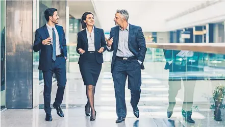  ?? [ Getty Images ] ?? Sich so souverän und selbstbewu­sst unter den meist männlichen Kollegen zu bewegen fällt vielen weiblichen Managern schwer. Auf Frauen ausgelegte Führungsku­rse können hier helfen.
