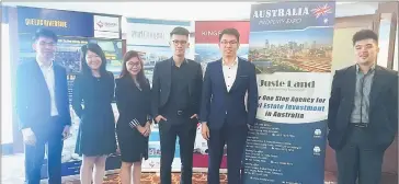  ??  ?? Khoo (second right) with his team all ready to answer your questions about the property scene in Perth.