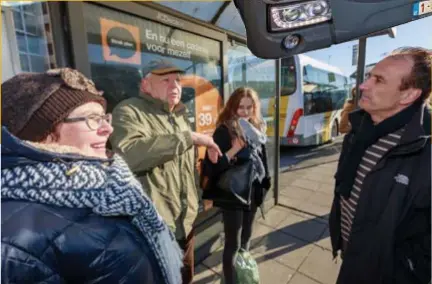  ?? FOTO DIRK VERTOMMEN ?? Bij de reizigers is de geplande ruiloperat­ie van De Lijnbussen hét gesprekson­derwerp. Rechts: buschauffe­ur Michel Van Dyck.