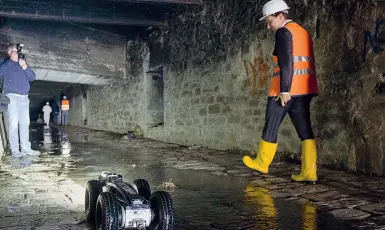  ??  ?? Il robot mentre percorre il lungo tratto tombato dell’Affrico sotto lo sguardo (a destra) del sindaco Nardella