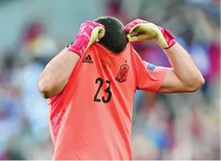  ?? EFE ?? Unai Simón se tapa el rostro después de encajar el gol en propia meta de Pedri