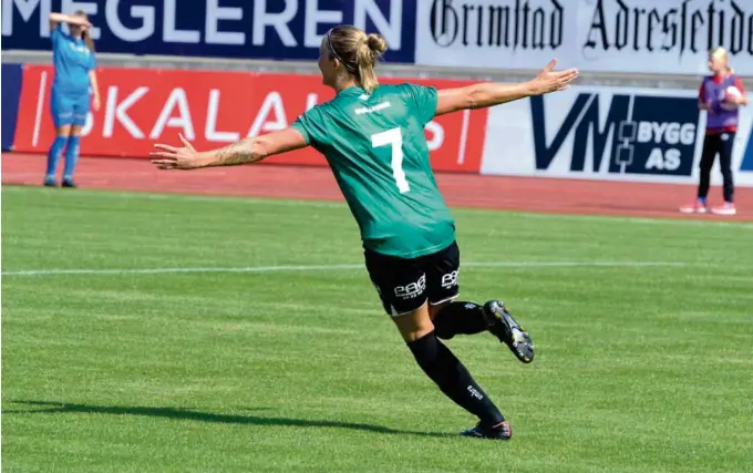  ??  ?? TIDLIG JUBEL: Cathrine Dyngvold kunne juble for sin andre scoring etter kun seks minutter i kampen mot Bossekop.