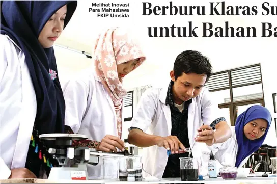  ?? HANUNG HAMBARA/JAWA POS ?? Melihat Inovasi Para Mahasiswa FKIP Umsida BERMANFAAT: Dari kiri, Nur Mukaromain­i, Eka Santi Budiandini, Mochamad Nashrullah, dan Anin Asri Wati mengolah hasil pembakaran klaras menjadi tinta di laboratori­um Prodi IPA Umsida Sabtu (12/8).