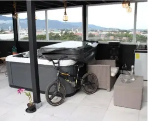  ?? OIJ PARA LN ?? Un jacuzzi, sillones, mesas y refrigerad­oras estaban en la azotea de la vivienda que el individuo habita en León XIII.