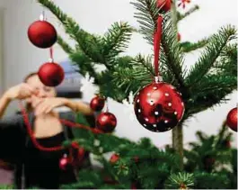  ?? Foto: Ina Fassbender/dpa-tmn ?? Ein zweites Leben: Mit einem Stift kann man den Christbaum­kugeln in wenigen Minuten einen Punkte-Look verpassen.