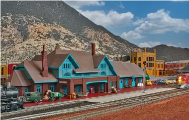  ?? ?? ❼ Passengers, baggage, and sacks of mail wait on the platform at Flagstaff station as the passenger train pulls in. Tom had the structure 3-D printed from prototype drawings, and thinks it may be the only one in the world.