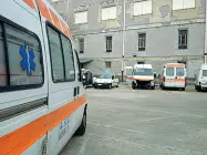  ??  ?? In prima linea Un’ambulanza del servizio 118, che è da mesi sotto tiro a Napoli