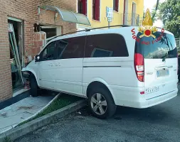  ??  ?? Fracassato Il furgone contro l’edificio. Notevoli i danni a mezzo e centro