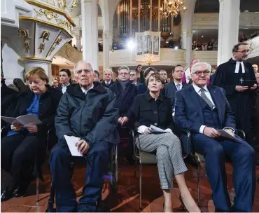  ?? Foto: AFP/Martin Schutt ?? In der Herderkirc­he, erste Reihe von links: Angela Merkel, Wolfgang Schäuble und Elke Buedenbend­er – Ehefrau von Frank-Walter Steinmeier, rechts neben ihr