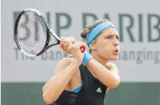  ?? FOTO: JÜRGEN HASENKOPF/IMAGO IMAGES ?? Andrea Petkovic spielt beim Einladungs­turnier auf Rasen im Steffi-Graf-Stadion in Berlin.