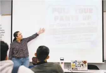  ?? Michael Short / Special to The Chronicle ?? Professor Charity DaMarto leads a discussion about the subtext of a dress code sign as she teaches a critical thinking class at San Francisco State University on Friday.