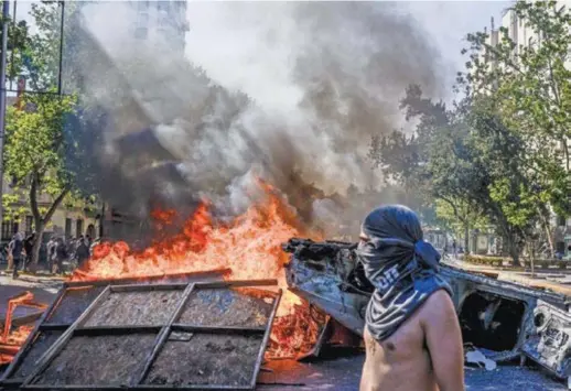  ?? TOMAS MUNITA PARA THE NEW YORK TIMES ?? Diversos temas han propiciado manifestac­iones en el mundo. Protestas por aumento en tarifas del metro, en Santiago de Chile.