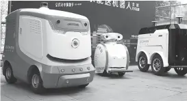  ??  ?? 2017年618期间，京东配送机器人在中国­人民大学顺利完成首单­配送任务