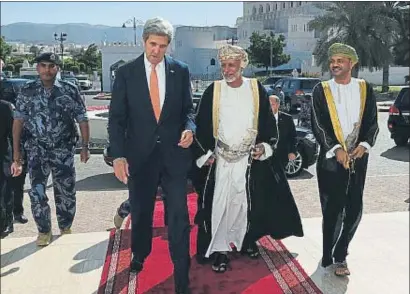  ?? MARK RALSTON / AP ?? El protagonis­ta de la cumbre fue Kerry, que aparece con el ministro de Omán Yusuf bin Alawi Abdullah