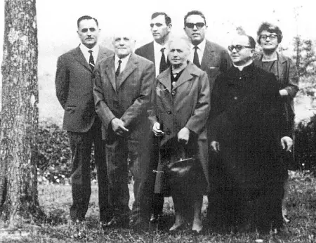  ??  ?? La famiglia Matti con don Renato al gran completo in una fotografia degli anni Sessanta