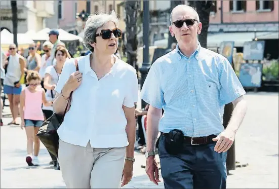  ?? PIER MARCO TACCA / AFP ?? Theresa May y su marido, Philip, de vacaciones en Italia, visitaron la semana pasada Desenzano del Garda, en el norte del país