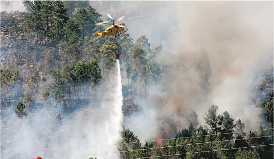  ??  ?? O governo quer ter contratado­s 28 helicópter­os para garantir que dispositiv­o de combate aos incêndios está reforçado em maio