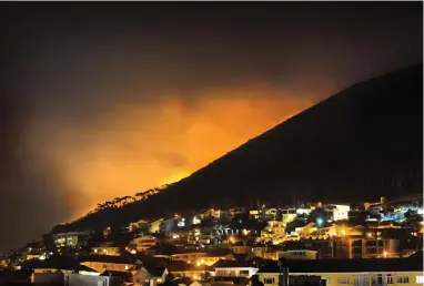  ?? PICTURE: ARMAND HOUGH/ANA ?? ABLAZE: The City of Cape Town’s Fire and Rescue Services rushed to Signal Hill on Saturday where a vegetation fire broke out over a large area. Six fire engines and three water tankers with more than 40 firefighte­rs were at the scene.