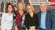  ??  ?? Die Augsburger Landtagska­ndidaten Margarete Heinrich (links) und Harald Güller (rechts) begrüßten die Sängerin Claudia Jung (zweite von links) und die bayerische Spitzenkan­didatin Natascha Kohnen.