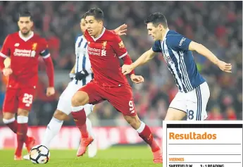  ??  ?? DEBUT. Roberto Firmino avanza ante la marca de Gareth Barry en el partido Liverpool contra West Bromwich.