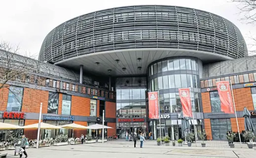  ?? Foto: dpa ?? Das Rathaus ist schon mit zahlreiche­n Flaggen von Bayer Leverkusen geschmückt.