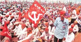  ?? PHOTO: KAMLESH PEDNEKAR ?? LONG MARCH: Farmers at the protest organised by the All-India Kisan Sabha at Azad Maidan in Mumbai on Monday