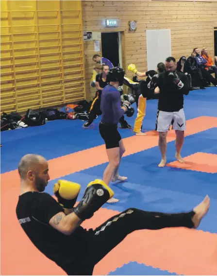  ??  ?? FOLKSOMT: En helt vanlig torsdag kan det se slik ut i den gamle gymsalen på Landvik. Her myldrer det av kampsportu­tøver