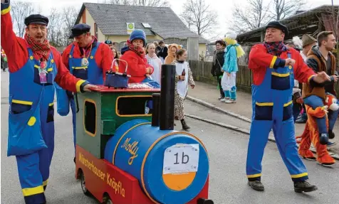  ?? Foto: lmm ?? 70 Wagen und Fußgruppen nahmen am Samstagnac­hmittag am Münsterhau­ser Umzug teil. Unser Bild zeigt Mitglieder der Münsterhau­ser Knöpfla.