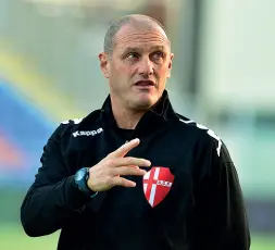  ??  ?? Sulle spine Pierpaolo Bisoli rischia l’esonero, decisivo il match di sabato