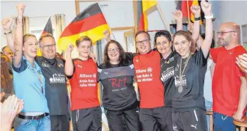  ?? FOTO: THOMAS SIEDLER ?? Wieder daheim (v. l): Laura Runggatsch­er, Wolfgang Lutz, Axel Röhberg, Sissi Schneider (Dritte von rechts) und Saskia Barth (Zweite von rechts).