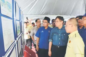  ??  ?? UNGKUP RAYAT: Abang Johari (dua kanan) lebuh pejalai ngabas sereta mendingka penerang antara projek ti udah dikemendar seraya dikemata Juanda (tiga kanan) ngemata.