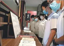  ?? ZHU XINGXIN / CHINA DAILY ?? Students from Beijing No 65 Middle School view an exhibition about early Communist revolution­ary activities at the “Red Building” in Beijing on Tuesday.