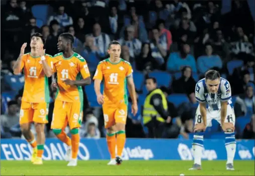  ?? ?? El joven Juan Cruz celebra el segundo golazo del Real Betis en el Reale Arena con la imagen abatida de Gorosabel.