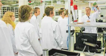  ?? FOTO: OLAF E. JAHNKE ?? In der Elektronik- Produktion bei ifm müssen auch die Schüler Schutzklei­dung tragen.