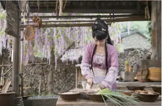  ??  ?? 古装美食剧《人间烟火花小厨》中，斯琴高丽饰演热衷于做­饭的花二荞