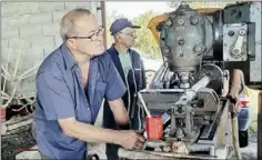  ?? - Crédits : MS ?? Bernard et Robert fabriquent un arbre de transmissi­on de Zétor à l’aide d’une fraiseuse