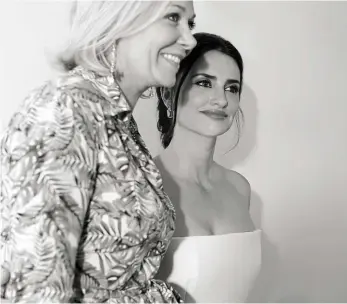  ??  ?? Nadja Swarovski, membro dell’executive board del brand e direttore creativo di Atelier Swarovski, e Penélope Cruz ritratte a Cannes per Vogue Italia da Saskia Lawaks. L’attrice indossa gli orecchini di zaffiri e diamanti Atelier Swarovski by Penélope...