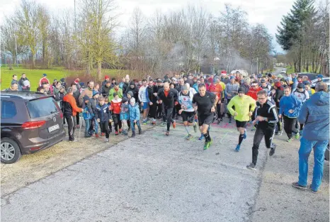  ?? FOTO: HORST BLAUHUT ?? Rekordbete­iligung am Tannhausen­er Silvesterl­auf: 150 Läufer gingen am Sonntag an den Start.