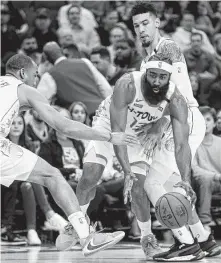  ?? Godofredo A. Vásquez / Staff photograph­er ?? Rockets guard James Harden makes his way through two Lakers defenders during the first half on Saturday.