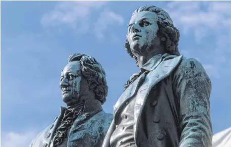  ?? FOTO: AKG ?? Johann Wolfgang von Goethe (links) und Friedrich von Schiller (rechts) waren keine Freunde der Juden. Das Bild zeigt eine Nahaufnahm­e des GoetheSchi­ller-Denkmals vor dem Weimarer Nationalth­eater.