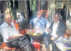  ??  ?? Michel à la terrasse de «chez Félix» avec Dominique Bellion et Thierry Almont