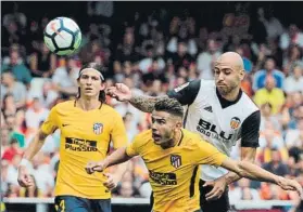  ?? FOTO: EFE ?? Lucas y Zaza pelean por un balón Una constante ayer en Mestalla